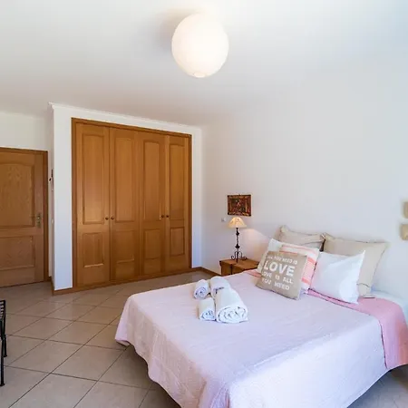 House Santa Eulalia, * אלבופיירה